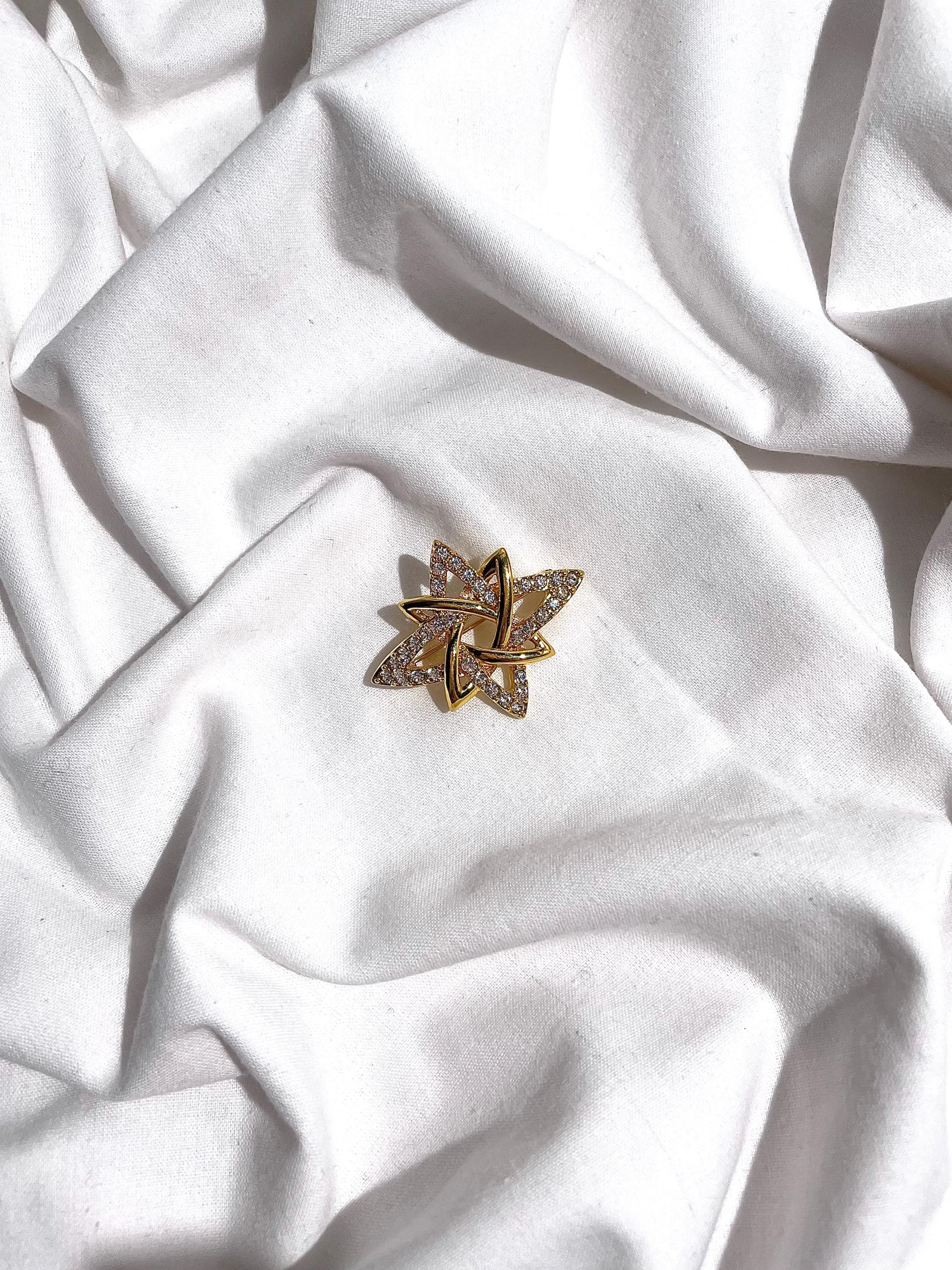 Grande Broche Vintage Années 90 Plaquée Or - Marque Monet - Dimensions 57x43 Mm - Occasion