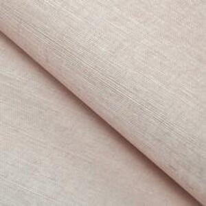 Op de afbeelding: Een close-up van een lichtbeige stof met een subtiele geweven textuur. De stof heeft een gladde, zachte uitstraling.
