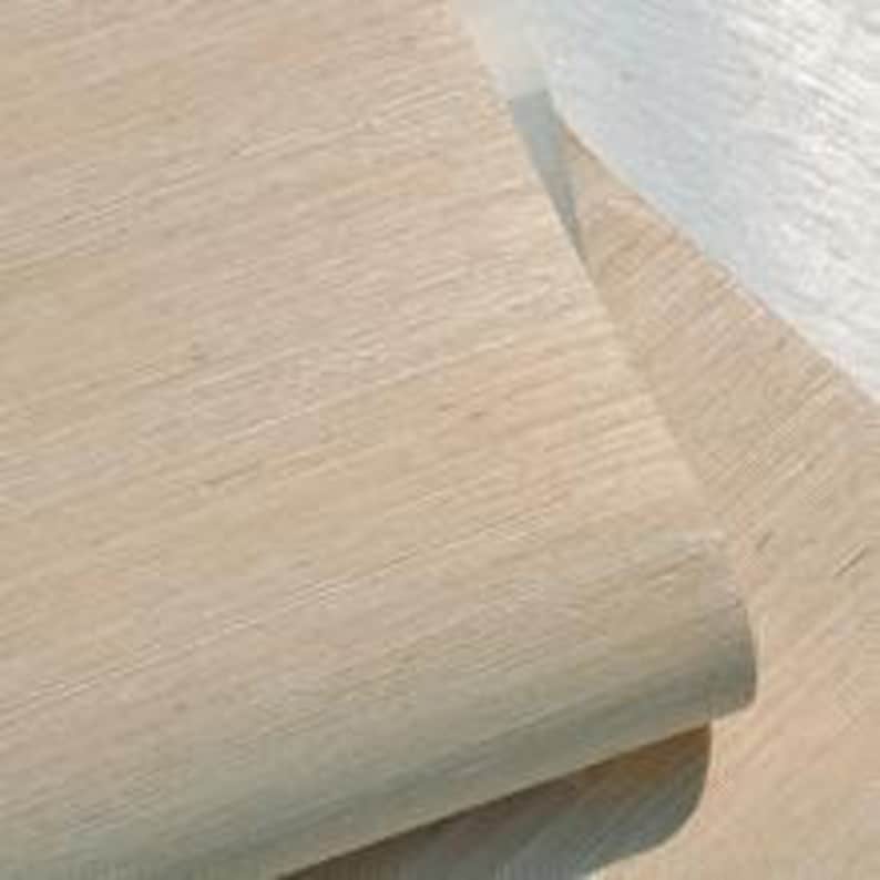 Op de afbeelding: Een close-up van een beige geweven stof met een subtiele textuur. De stof heeft een natuurlijke, linnenachtige uitstraling.