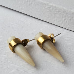 Cow horn and brass earrings | Minimalist earrings