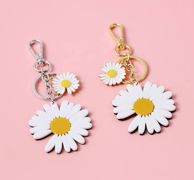 GD peaceminusone inspired white daisy keychain | Etsy