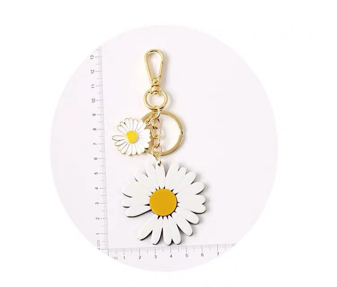 GD peaceminusone inspired white daisy keychain | Etsy