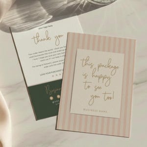 Könnte beinhalten: Zwei Karten mit Text, eine mit einem grün-weißen Design mit der Aufschrift "Danke" und eine weitere mit rosa Streifen mit der Aufschrift "Dieses Paket freut sich auch, Sie zu sehen!". Ein Glas und Seidenstoff sind ebenfalls im Bild.