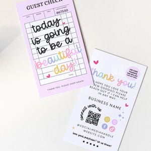 Puede incluir: Dos tarjetas impresas. Una es un recibo de invitado lila claro con el texto "today is going to be a beautiful day" en escritura colorida. La otra es una tarjeta de agradecimiento blanca con iconos de redes sociales y un código QR.