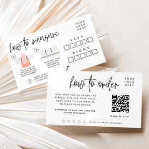 Op de afbeelding: Twee witte kaarten met instructies voor nagelmetingen en bestellingen. De bovenste kaart zegt "hoe te meten" met diagrammen en meetinstructies. De onderste kaart zegt "hoe te bestellen" met een QR-code en websiteadres.