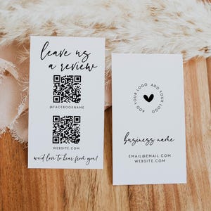 Puede incluir: Dos tarjetas de visita blancas con texto negro y códigos QR. Una tarjeta dice "leave us a review" e incluye un nombre de Facebook y un sitio web. La otra tarjeta tiene un logotipo de corazón y espacio para el nombre de la empresa y la información de contacto.