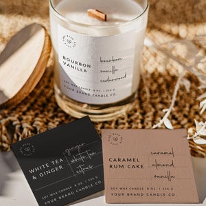 Puede incluir: Vela de cristal con mecha de madera, etiquetada como "Bourbon Vanilla". Dos tarjetas muestran los aromas "White Tea & Ginger" y "Caramel Rum Cake". Las velas son de 226 g.