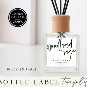 Può includere: Un flacone diffusore in vetro trasparente con tappo in legno chiaro e bastoncini neri. La bottiglia quadrata presenta un'etichetta bianca con il testo nero woodland sage, YOUR BRAND, DIFFUSER DE PARFUM e 8OZ (237ML).