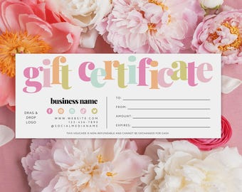 Op de afbeelding: Een rechthoekige cadeaubon-sjabloon met kleurrijke pastelkleurige letters die gift certificate lezen. Het bevat velden voor bedrijfsnaam, aan, van, bedrag, vervaldatum, website, telefoonnummer, sociale media en een logo-placeholder.