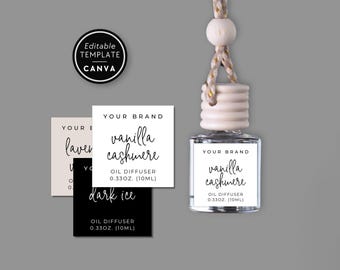 Puede incluir: Un frasco difusor de aceite de vidrio transparente con tapa de madera clara y cordón para colgar, acompañado de tres etiquetas cuadradas. Las etiquetas muestran el texto YOUR BRAND, vanilla cashmere o dark ice, y OIL DIFFUSER 10ML.