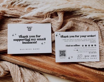 Puede incluir: Dos tarjetas de visita rectangulares blancas con texto negro e iconos de estrellas. La tarjeta izquierda dice drag & drop logo, Thank you for supporting my small business! y BUSINESS NAME. La derecha incluye iconos de redes sociales y un QR.