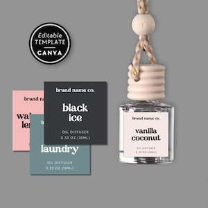 Może przedstawiać: Wisząca szklana butelka dyfuzora olejków z jasną drewnianą nakrętką i sznurkiem, z etykietą o treści vanilla coconut oil diffuser 0.33 oz. (10ml). Zawiera trzy kwadratowe etykiety z napisami black ice, laundry oraz water lemon.