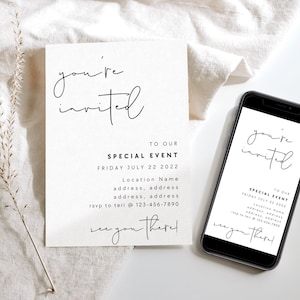 Puede incluir: Una tarjeta de invitación rectangular blanca y un teléfono inteligente que muestra el mismo diseño. El texto dice you're invited to our special event Friday July 22 2022 con marcadores de posición para ubicación y contacto y see you there.