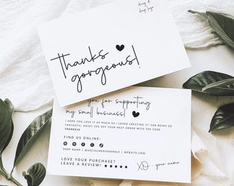 Könnte beinhalten: Zwei weiße rechteckige Dankeskarten mit schwarzem Text. Die obere Karte zeigt Thanks gorgeous! mit einem Herzsymbol. Die untere Karte enthält den Text you for supporting my small business, Social-Media-Symbole, eine Bewertungsaufforderung und Platz.