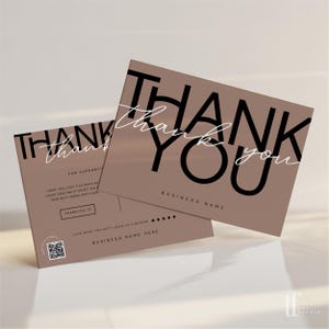 Könnte beinhalten: Zwei quadratische Karten mit braunem Hintergrund und den Worten "THANK YOU" in großen schwarzen Buchstaben. Das Wort "thank you" ist auch in einer Schreibschrift geschrieben. Die Karten haben zusätzlichen Text und einen QR-Code.