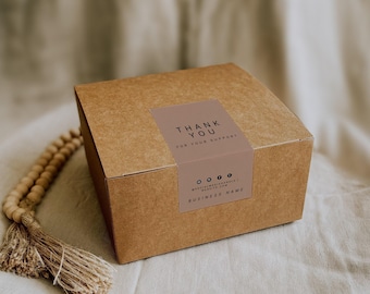Puede incluir: Una caja cuadrada de cartón marrón con una pegatina rectangular de color malva en la tapa. La pegatina muestra el texto THANK YOU FOR YOUR SUPPORT, seguido de cuatro iconos de redes sociales, un sitio web y BUSINESS NAME.
