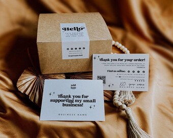 Può includere: Una scatola di cartone marrone con un'etichetta bianca con la scritta Hello, accompagnata da due cartoncini bianchi. Un cartoncino riporta Thank you for your order, l'altro Thank you for supporting my small business. È inclusa una ghirlanda di perline di legno con nappa.