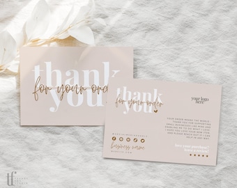 Op de afbeelding: Twee rechthoekige bedankkaartjes in een lichtbeige kleur. De kaarten bevatten witte en bruine tekst met de tekst thank you for your order, samen met tijdelijke aanduidingen voor een logo, social media, een website en een vijfsterrenbeoordeling.