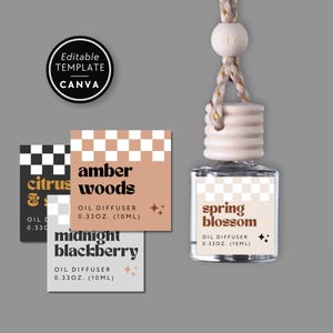 Może przedstawiać: Przezroczysta szklana butelka dyfuzora olejków z drewnianą nakrętką i sznurkiem do zawieszenia, z etykietą Spring Blossom, Oil Diffuser, 0.33oz (10ml). Trzy dodatkowe kwadratowe etykiety zawierają napisy Citrus & Sage, Amber Woods oraz Midnight Blackberry.