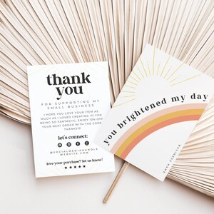 以下が含まれることがあります： 2枚の白い長方形のカード。左側のカードには黒字でthank you for supporting my small businessとソーシャルメディアのアイコンが印刷されています。右側のカードには黄色の太陽と虹のグラフィック、そしてyou brightened my dayというテキストが印刷されています。