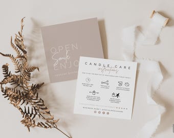 Può includere: Due cartoncini quadrati con testo stampato. Un cartoncino è color tortora con il testo OPEN. Smile ENJOY. L'altro è bianco con testo nero intitolato CANDLE CARE instructions, con icone per le linee guida di sicurezza e spazi per i contatti.