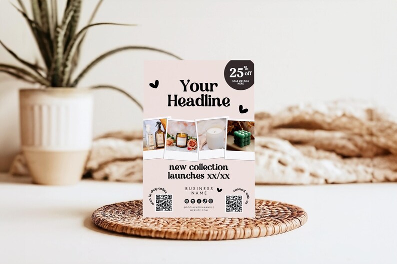 Op de afbeelding: Een promotieflyer op een geweven mat toont de tekst "Your Headline" en "New Collection Launches XX/XX." De flyer bevat afbeeldingen van kaarsen en sprays. Er wordt 25% korting aangeboden. Een plant in een pot en decoratieve items staan op de achtergrond.