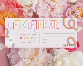 Op de afbeelding: Een rechthoekige cadeaubon-sjabloon met pastelkleurige regenboogtekst GIFT CERTIFICATE en bijpassende gebogen lijnen. Het bevat velden voor bedrijfsnaam, aan, van, bedrag en vervaldatum, plus sociale media iconen.