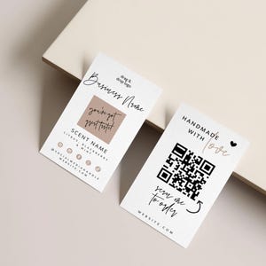 Puede incluir: Dos tarjetas de visita rectangulares blancas con texto negro. Una tarjeta presenta un cuadrado beige con el texto you've got great taste, scent name e iconos de redes sociales. La otra muestra un código QR, handmade with love y scan me to order.