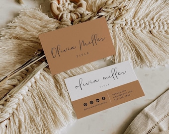 Puede incluir: Dos tarjetas de visita rectangulares con un esquema de color tostado y blanco. Una tarjeta es de color tostado sólido con texto negro que dice Olivia Miller y TITLE. La otra es blanca con tostado en la parte inferior, con el nombre Olivia Miller, TITLE y datos de contacto.