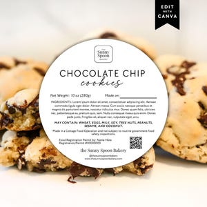 Puede incluir: Primer plano de varias galletas con chispas de chocolate con una etiqueta blanca. La etiqueta dice "Chocolate Chip Cookies" y enumera los ingredientes y un peso neto de 280g. Las galletas son de color marrón dorado con chispas de chocolate oscuro.