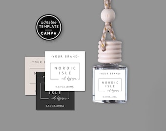 Puede incluir: Un difusor de aceite para coche de cristal con tapa de madera clara y cordón, acompañado de tres etiquetas cuadradas en blanco, negro y beige. Cada etiqueta muestra el texto YOUR BRAND, NORDIC ISLE, oil diffuser y 10ML.