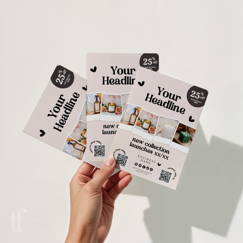 Op de afbeelding: Een hand die drie lichtroze flyers vasthoudt. Elke flyer heeft de tekst "Your Headline" en "new collection launches XX/XX". De flyers bevatten ook productafbeeldingen, een QR-code en een "25% off"-verkoopdetail.