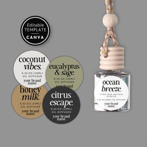 Może przedstawiać: Wisząca szklana butelka dyfuzora olejków z drewnianą nakrętką i sznurkiem, wraz z czterema okrągłymi etykietami z napisami coconut vibes, eucalyptus & sage, honey milk, citrus escape, ocean breeze oraz edytowalnym znaczkiem szablonu Canva.
