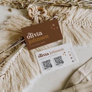 Modelo de cartão de visita retrô dos anos 70 no Canva, design de cartão de visita imprimível com tema terroso, código QR editável e cartão para conectar-se às redes sociais - Dani