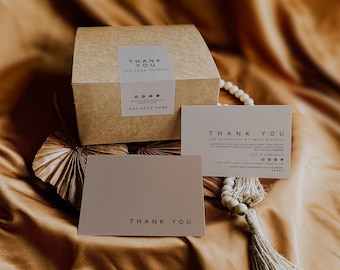 Può includere: Una scatola quadrata in cartone con un adesivo Thank You, un biglietto rettangolare Thank You con icone social media e un biglietto quadrato più piccolo Thank You. Il testo nero minimalista decora la carta dai toni neutri.