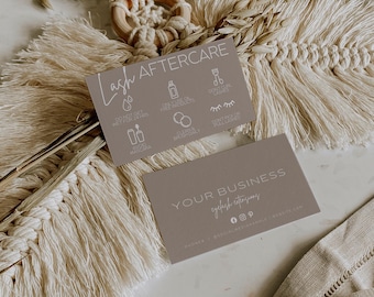 Puede incluir: Dos tarjetas de visita rectangulares de color topo con texto e iconos blancos. Una tarjeta muestra instrucciones de Lash Aftercare con iconos de agua, productos sin aceite, rizador de pestañas, máscara y limpieza. La otra muestra Your Business.