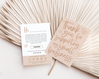 Puede incluir: Dos tarjetas de papel rectangulares con fondos beige y blanco. Una tarjeta presenta el texto Thank you for supporting my small business en letra cursiva. La otra tarjeta incluye el texto Hi, un código de descuento THANKS10 e iconos.
