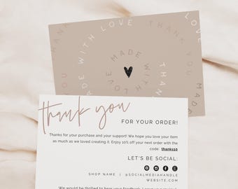 Puede incluir: Dos tarjetas rectangulares. La tarjeta superior es beige con un patrón circular del texto MADE WITH LOVE y un corazón negro central. La tarjeta blanca inferior presenta el texto thank you FOR YOUR ORDER, iconos de redes sociales y cinco estrellas.