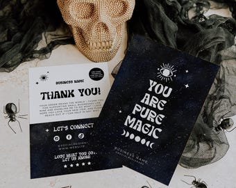 Puede incluir: Una calavera dorada con superficie texturizada se sitúa detrás de dos tarjetas rectangulares. Una tarjeta dice Thank You y Let's Connect, mientras que la otra muestra un fondo estrellado con el texto You Are Pure Magic y fases lunares.