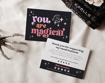 Puede incluir: Dos tarjetas rectangulares. La tarjeta superior es negra con el texto rosa y naranja 'you are magical' e ilustraciones blancas de estrellas y luna. La tarjeta inferior es blanca con texto negro y un pie de página negro.