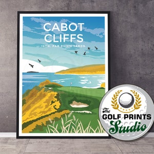 Peut inclure: Une affiche colorée représentant un terrain de golf avec un fairway vert, des bunkers de sable jaunes et une mer bleue en arrière-plan. L'affiche porte le texte "CABOT CLIFFS" et "18TH. PAR 3 - 176 YARDS."  L'affiche est encadrée de noir et comporte un cercle blanc avec une balle de golf et le texte "The GOLF PRINTS Studio" dans le coin inférieur droit.