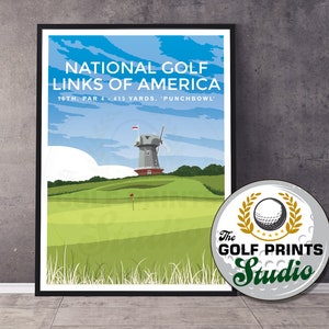 Peut inclure: Une affiche avec une illustration de voyage vintage d'un terrain de golf avec un moulin à vent en arrière-plan. Le texte indique "National Golf Links of America 16th. Par 4 415 Yards. 'Punchbowl'". L'affiche est encadrée en noir et a un fond blanc.