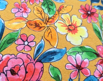 Tessuto in jersey di cotone floreale rosa: fiori disegnati a mano, abbigliamento estivo