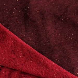 K&ouml;nnte beinhalten: Zwei Stoffst&uuml;cke, eines in Dunkelburgunder mit einer gesprenkelten Textur und das andere in Dunkelrot mit einer &auml;hnlichen gesprenkelten Textur. Der burgunderfarbene Stoff ist &uuml;ber den roten Stoff gelegt.
