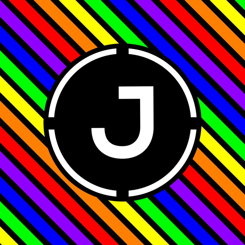 K&ouml;nnte beinhalten: Ein schwarzer Kreis mit wei&szlig;em Rand und einem wei&szlig;en Buchstaben J in der Mitte. Der Kreis befindet sich auf einem Hintergrund aus diagonalen Streifen in Regenbogenfarben.