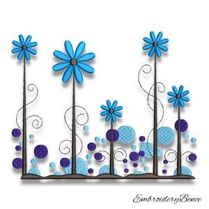 Op de afbeelding: Geborduurde ontwerp met blauwe bloemen met zwarte stelen en krullen, omringd door blauwe en paarse cirkels op een witte achtergrond.