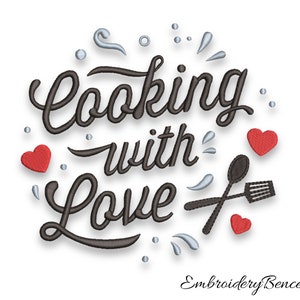 Könnte beinhalten: Gesticktes Design mit dem Text "Cooking with Love" in schwarzer Kursivschrift. Das Design enthält rote Herzen, einen Löffel und einen Spatel.