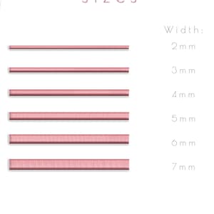Può includere: Un grafico che mostra 23 diverse dimensioni di nastro, che vanno da 2 mm a 7 mm di larghezza. Il nastro è di colore rosa chiaro.