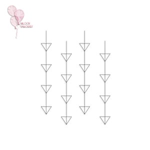 Op de afbeelding: Een set van vijf zwarte metalen driehoekslingers, elk met acht driehoeken die aan een touwtje hangen. De slingers hangen verticaal en zijn gelijkmatig verdeeld.