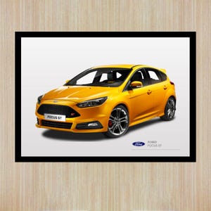 Op de afbeelding: Een ingelijste print van een felgele Ford Focus ST. De auto is in een hoek weergegeven, waarbij het sportieve ontwerp en de zwarte velgen worden benadrukt. De tekst "FOCUS ST" is zichtbaar aan de voorkant.